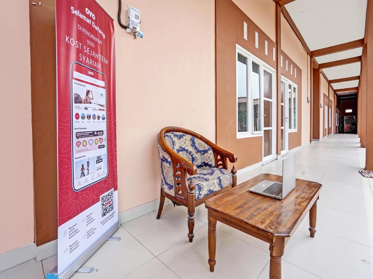 Hotel Oyo 92006 Kost Sejahtera Syariah à Sidoarjo Extérieur photo