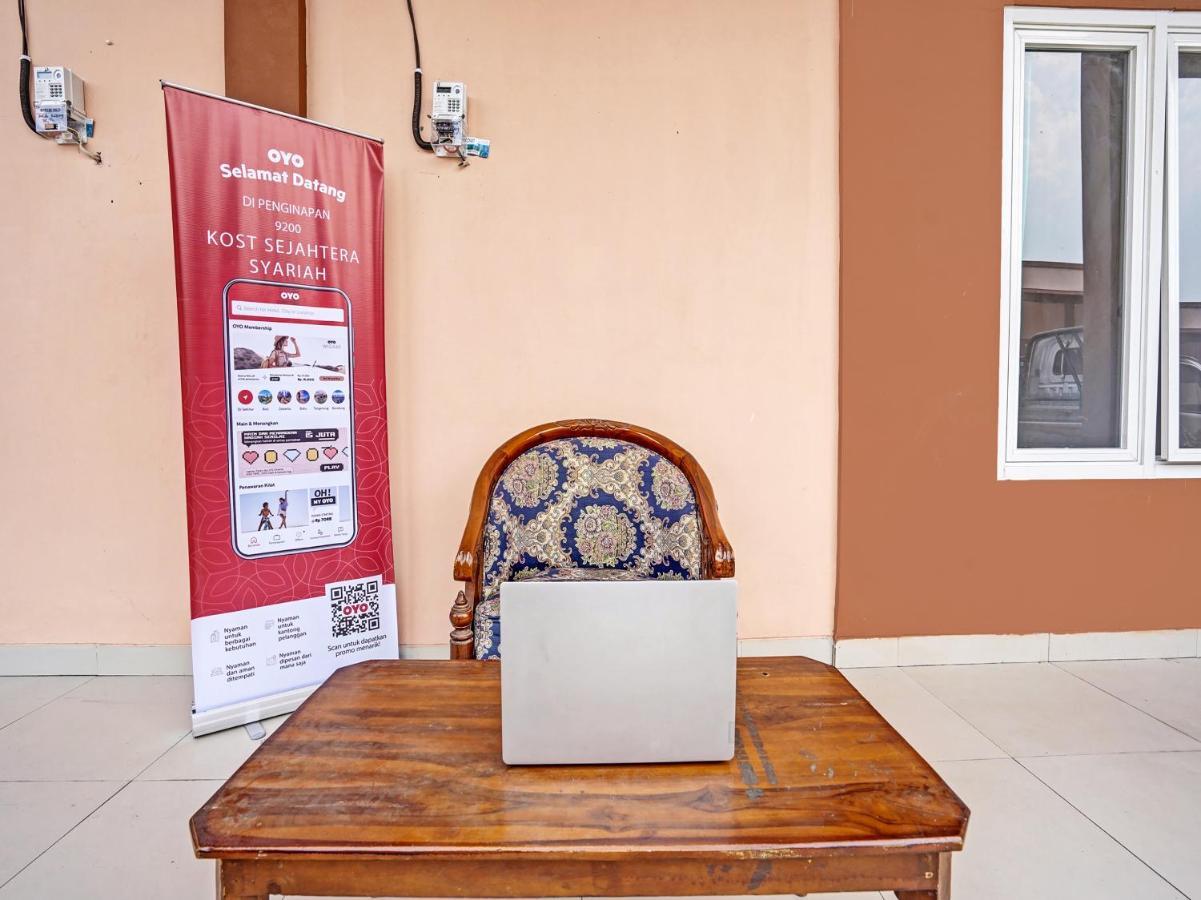 Hotel Oyo 92006 Kost Sejahtera Syariah à Sidoarjo Extérieur photo