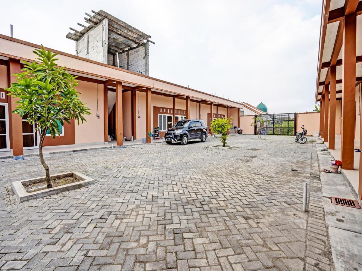 Hotel Oyo 92006 Kost Sejahtera Syariah à Sidoarjo Extérieur photo